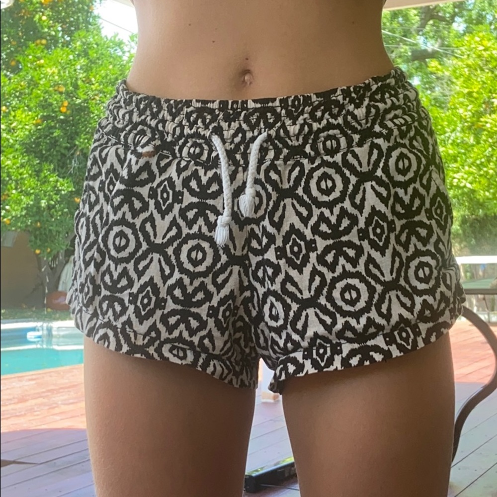 Loose-fitted black and tan shorts - Picture 6 of 6